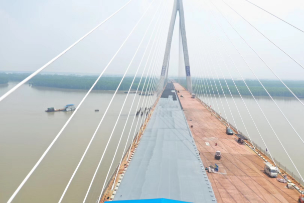 億龍首例車載拋丸機在石首長江大橋鋼橋面上施工